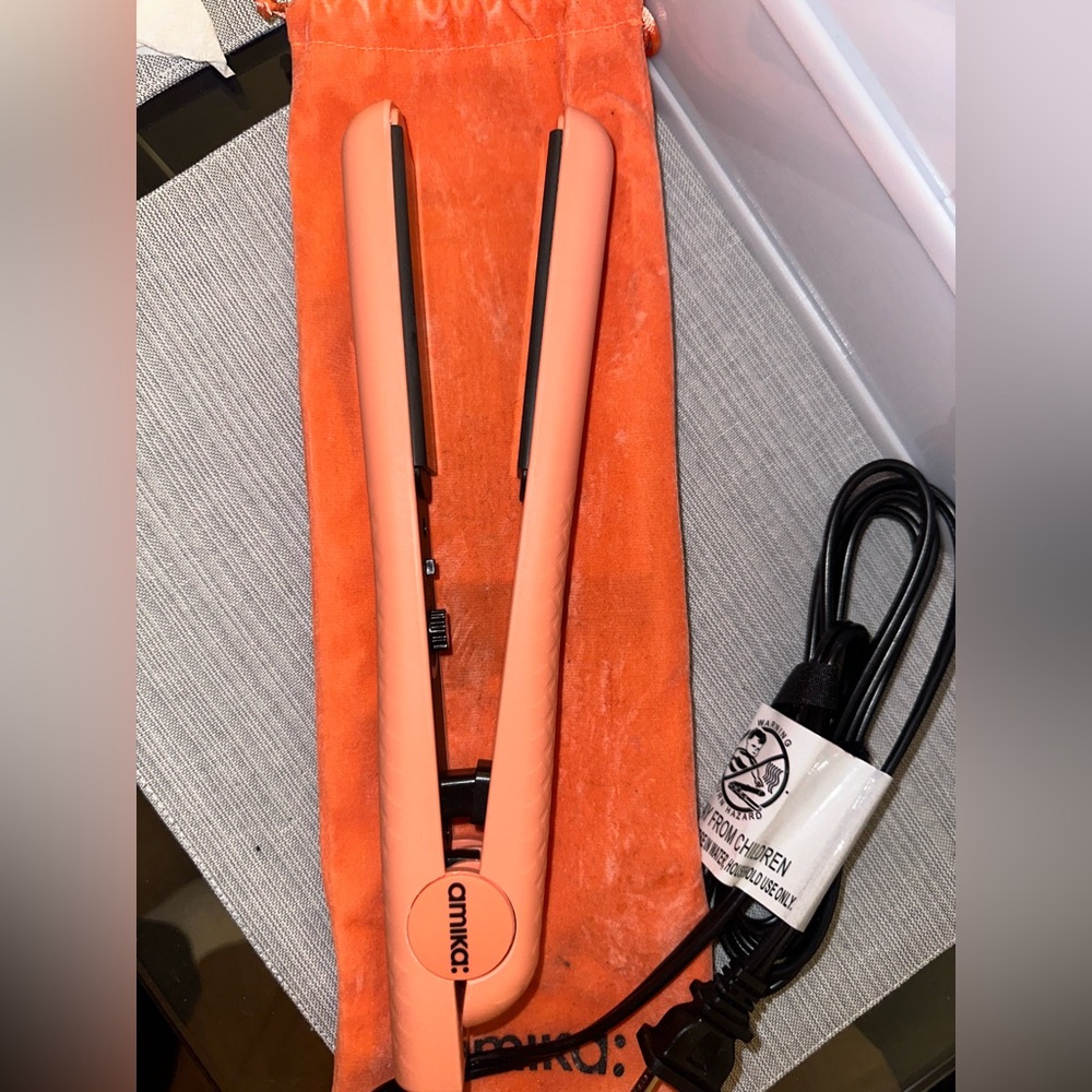 Amika 1in Straightener Iron